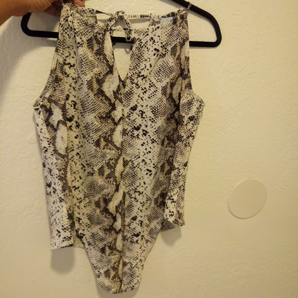 Melania Front Tie Halter Blouse - Picture 3 of 4